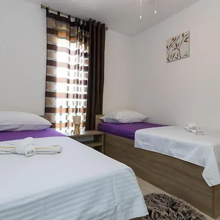 Apartment With A Parking Space Kastel Gomilica, - 21138